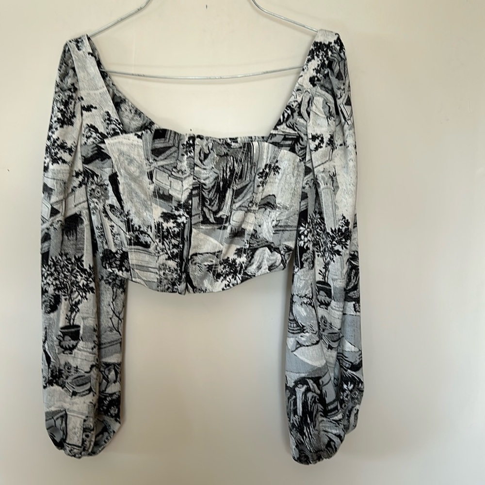 Urban Outfitters cropped top long sleeves hooks in front elastic back size small